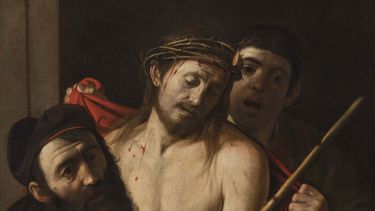 En esta fotografía proporcionada por el Museo del Prado en Madrid el lunes 6 de mayo de 2024, se muestra el Ecce Homo de Caravaggio. El Museo del Prado de España confirmó que una pintura que iba a ser subastada en Madrid en 2021 es en realidad una obra del maestro barroco italiano Michelangelo Merisi da Caravaggio que se consideraba perdida. (Museo del Prado, vía AP)