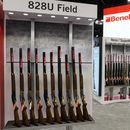 ARCHIVO - Un par de visitantes observan fusiles en el área de la marca Benelli durante la convención anual de la Asociación Nacional del Rifle, el 16 de abril de 2023, en Indianápolis. (AP Foto/Michael Conroy)