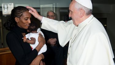 americateve | En esta foto suministrada por el peri&oacute;dico de Vaticano LOsservatore Romano, el papa Francisco recibe a Meriam Ibrahim, de Sud&aacute;n, con su hija Maya en brazos, en el Vaticano el jueves 24 de julio del 2014. La sudanesa fue condenada a muerte e