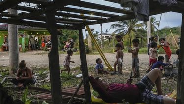 Migrantes esperan en un albergue en Palenque, Panamá, el 26 de febrero de 2025. Los migrantes regresan desde el sur de México tras renunciar a llegar a Estados Unidos, un flujo a la inversa provocado por la campaña antiinmigración del gobierno del presidente Donald Trump. (AP Foto/Matías Delacroix)