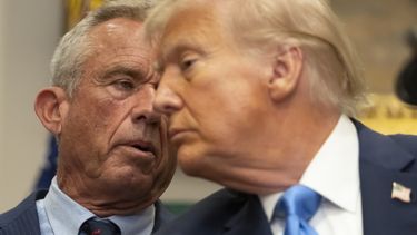 El secretario de Salud y Servicios Humanos de EEUU, Robert F. Kennedy Jr., habla con el presidente Donald Trump en la Casa Blanca, en Washington, el lunes 22 de septiembre de 2025. (AP Foto/Mark Schiefelbein)