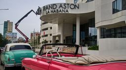 Obreros retiran el letrero del Hotel Grand Aston, el miércoles 3 de junio de 2026, en La Habana. (AP Foto/Ramón Espinosa)