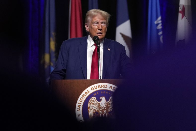 El expresidente Donald Trump, candidato presidencial republicano, habla en la 146ta Conferencia General de la Asociación de la Guardia Nacional de Estados Unidos, el lunes 26 de agosto de 2024, en Detroit. (Foto AP/Carolyn Kaster)