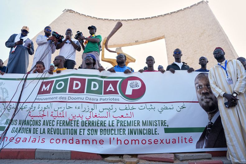 ARCHIVO - Manifestantes protestan contra la homosexualidad en Dakar, Senegal, el viernes 6 de marzo de 2026. (Foto AP/Misper Apawu, archivo)