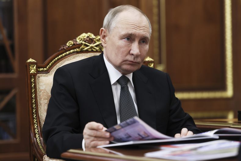 El presidente de Rusia, Vladímir Putin, habla con el gobernador del territorio de Perm, Dmitry Makhonin, durante una reunión en el Kremlin, en Moscú, Rusia, el 10 de marzo de 2025. (Mikhail Metzel, Sputnik, Kremlin Pool Foto vía AP)