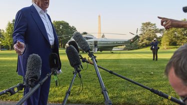 El presidente estadounidense Donald Trump habla con reporteros antes de abordar el Marine One, en el Patio Sur de la Casa Blanca, el martes 24 de junio de 2025, en Washington. (AP foto/Evan Vucci)