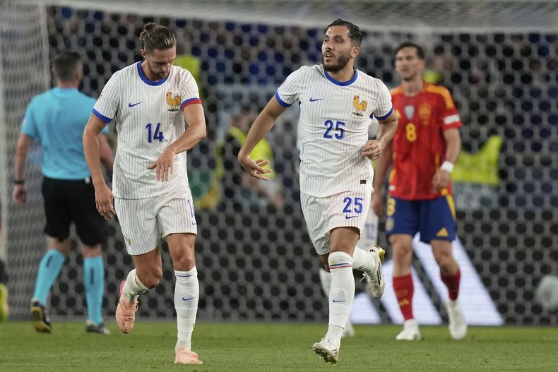 El francés Rayan Cherki, derecha, corre después de marcar gol durnte la semifinal de la Liga de Naciones ente España y Francia, el jueves 5 de junio de 2025, en Stuttgart, Alemania. (AP Foto/Matthias Schrader)