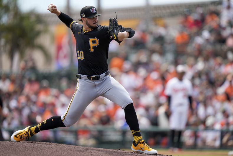 El lanzador de los Piratas de Pittsburgh Paul Skenes lanza en la primera entrada del juego de los exhibición ante los Orioles de Baltimore, el 1 de marzo de 2025. (AP Foto/Stephanie Scarbrough)
