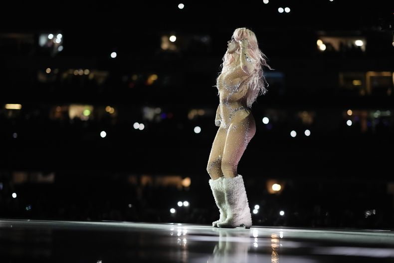 Karol G durante un concierto de su gira Mañana será bonito en el Estadio Azteca de la Ciudad de México el jueves 8 de febrero de 2024. (Foto AP/Eduardo Verdugo)