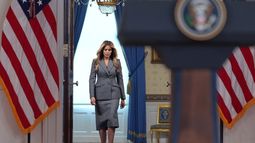 La primera dama Melania Trump llega para hablar con los periodistas el jueves 9 de abril de 2026, en el vestíbulo principal de la Casa Blanca, en Washington. (AP Foto/Jacquelyn Martin) La primera dama Melania Trump llega para hablar con los periodistas el jueves 9 de abril de 2026, en el vestíbulo principal de la Casa Blanca, en Washington. (AP Foto/Jacquelyn Martin)