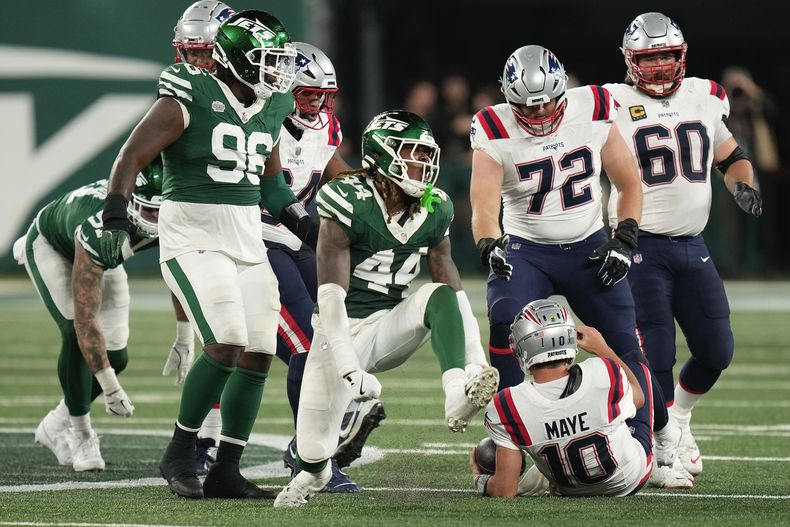 Jamien Sherwood (44), linebacker de los Jets de Nueva York, reacciona después de capturar detrás de la línea a Drake Maye (10), quarterback de los Patriots de Nueva Inglaterra, durante el cuarto periodo del partido de la NFL, el jueves 19 de septiembre de 2024, en East Rutherford, Nueva Jersey. (AP Foto/Seth Wenig)