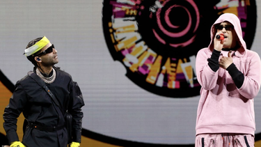 bad bunny y arcangel arman tremendo concierto gratuito desde el techo de una gasolinera + video