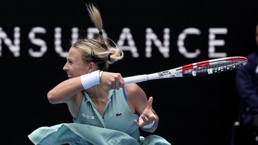 ARCHIVA - Anett Kontaveit devuelve ante Magda Linette durante el partido de la segunda ronda del Abierto de Australia, el jueves 19 de enero de 2023, en Melbourne. (AP Foto/Ng Han Guan)