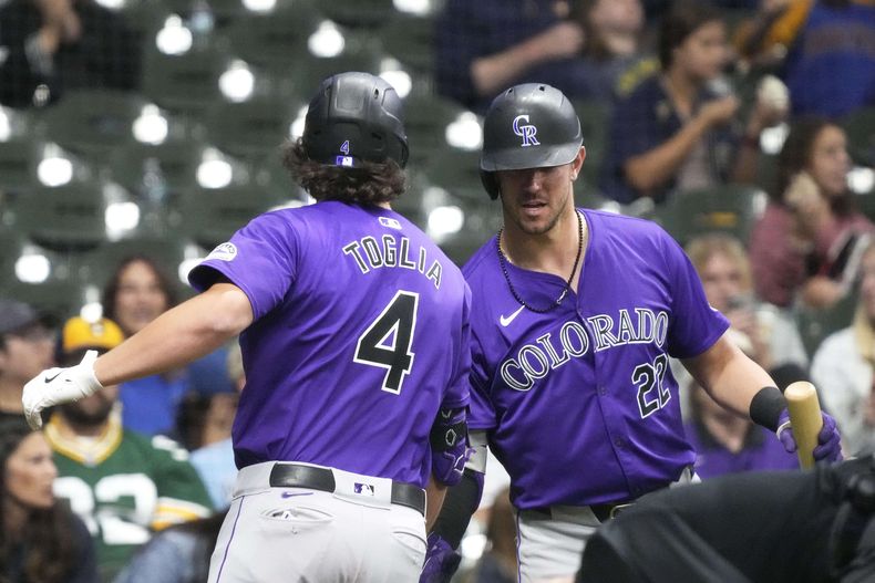 Michael Toglia (4), de los Rockies de Colorado, festeja con su compañero Nolan Jones (22) en el plato después de conectar cuadrangular de tres carreras durante la sexta entrada del juego de béisbol en contra de los Cerveceros de Milwaukee, el viernes 6 de sptiembre de 2024, en Milwaukee. (AP Foto/Kayla Wolf)