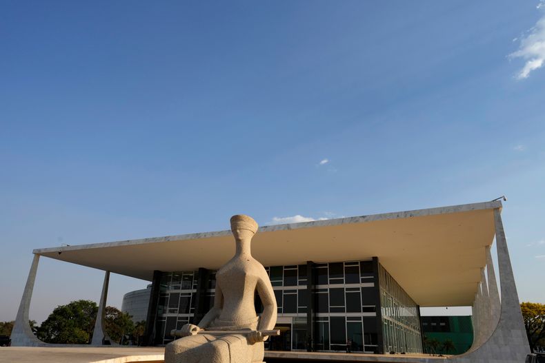 ARCHIVO -- Una estatua que simboliza la justicia, delante del Supremo Tribunal de Brasil, durante la fase de sentencia de un juicio contra los acusados de preparar un supuesto golpe de Estado para mantener al expresidente Jair Bolsonaro en el poder tras su derrota electoral de 2022, en Brasilia, Brasil, el 11 de septiembre de 2025. (AP Foto/Eraldo Peres, archivo)