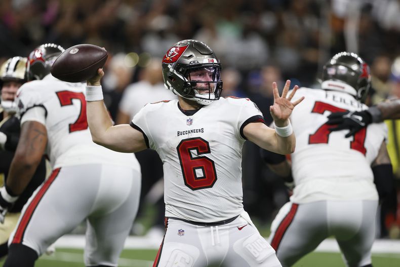 El quarterback de los Buccaneers de Tampa Bay Baker Mayfield observa antes de lanzar el balón en el encuentro ante los Saints de Nueva Orleans el domingo primero de octubre del 2023. (AP Foto/Butch Dill)