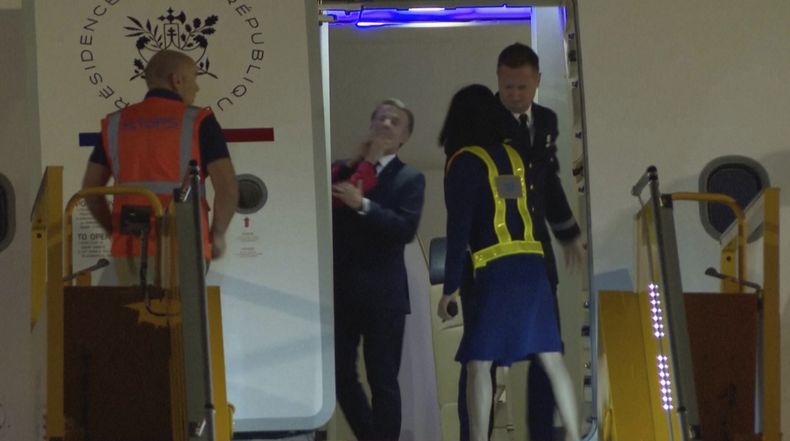En esta captura tomada de un video, el presidente de Francia, Emmanuel Macron, se prepara para desembarcar de un avión a su llegada, a Hanoi, Vietnam, el domingo 25 de mayo de 2025. (AP Foto/Hau Dinh)