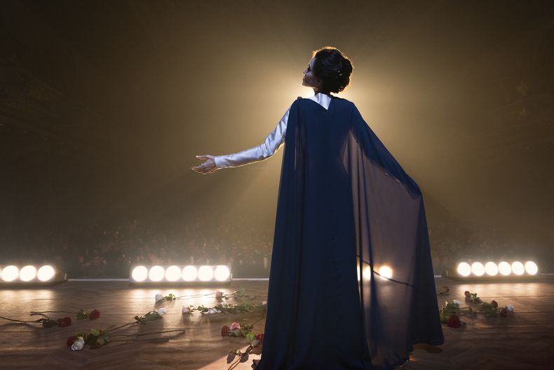 En esta imagen difundida por Netflix, Angelina Jolie como Maria Callas en una escena de Maria. (Pablo Larraín/Netflix vía AP)