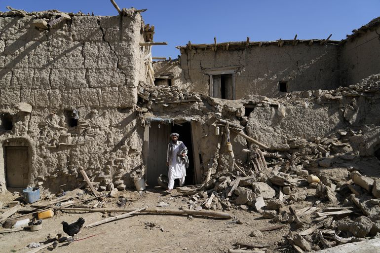 Avión paquistaní aterriza en Afganistán con ayuda por sismo