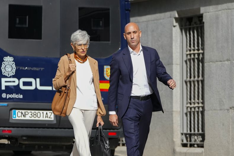 El expresidente de la Federación Española de Fútbol, Luis Rubiales (derecha), llega a la Audiencia Nacional acompañado por su abogada para declarar sobre el beso no consentido a una jugadora tras la final del Mundial, en Madrid, el 15 de septiembre de 2023. (AP Foto/Manu Fernández)