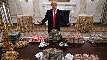 ARCHIVO - El presidente Donald Trump habla con periodistas sobre la mesa llena de comida rápida en el comedor de la Casa Blanca en Washington, el 14 de enero de 2019, para la recepción de los Tigres de Clemson. (AP Foto/Susan Walsh)