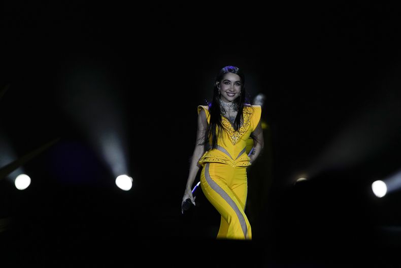 La cantante argentina y antigua YouTuber María Becerra durante su concierto en el estadio River Plate en Buenos Aires, Argentina, el viernes 22 de marzo de 2024. (Foto AP/Natacha Pisarenko)