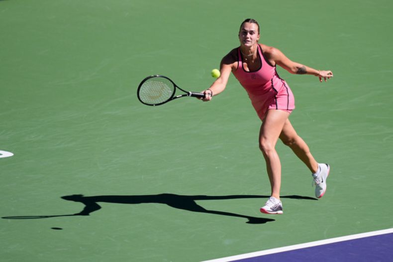 La bielorrusa Aryna Sabalenka regresa un disparo de la canadiense Victoria Mboko en los cuartos de final de Indian Wells el jueves 12 de marzo del 2026. (AP Foto/Mark J. Terrill)
