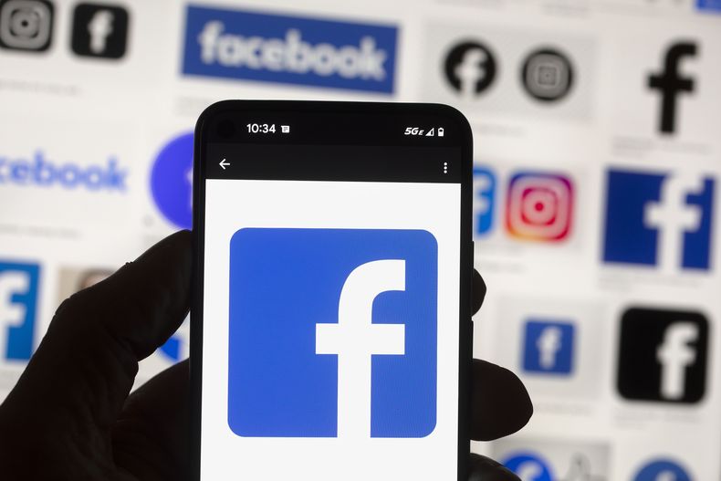 ARCHIVO – El logotipo de Facebook en la pantalla de un teléfono celular en Boston, Estados Unidos, el 14 de octubre de 2022. (AP Foto/Michael Dwyer, Archivo)