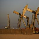 Varios caballetes operan cerca del lugar de donde se está perforando un nuevo pozo de gas y petróleo el viernes 8 de abril de 2022 en Midland, Texas. Exxon Mobil comprará Pioneer Natural Resources en un acuerdo enteramente en acciones valoradas en 59.500 millones de dólares, su adquisición más grande desde que compró Mobil hace dos décadas y que crea una enorme compañía de fracturación hidráulica en el oeste de Texas. (Eli Hartman/Odessa American via AP, Archivo)