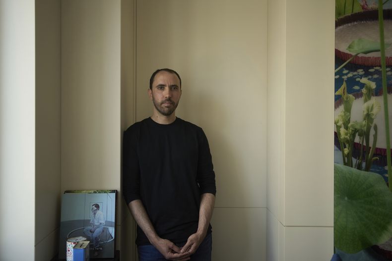 El israelí Tal Shoham, que fue liberado tras permanecer como rehén de milicianos de Hamás en la Franja de Gaza, posa para una foto en Tel Aviv, Israel, el martes 22 de abril de 2025. (AP Foto/Maya Alleruzzo)
