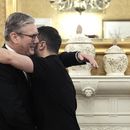 El primer ministro británico Keir Starmer (izquierda) saluda al presidente de Ucrania, Volodymyr Zelenskyy, durante una reunión bilateral previa a la cumbre de la OTAN, el miércoles 10 de julio de 2024, en un hotel de Washington. (Stefan Rousseau/Foto vía AP)