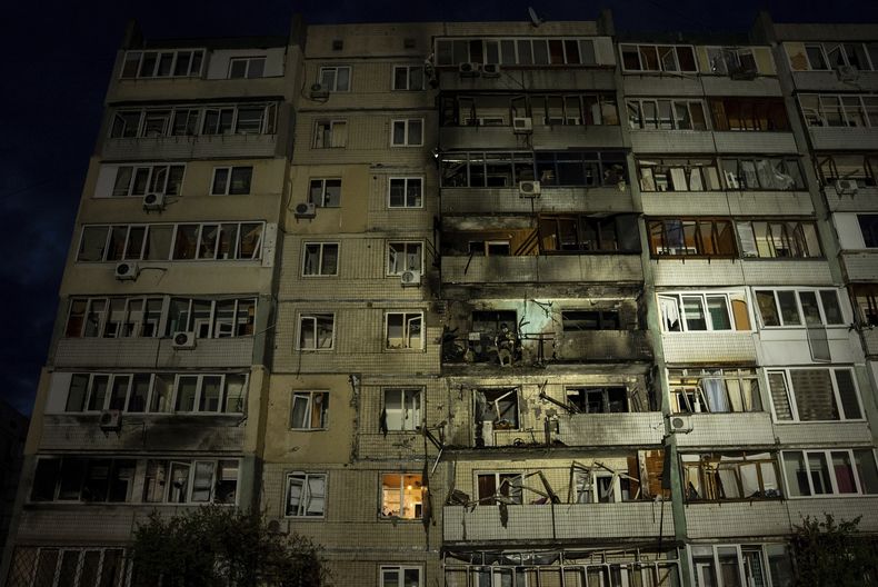 Un edificio residencial dañado tras un ataque ruso en Kiev, Ucrania, el sábado 24 de mayo de 2025. (AP Foto/Alex Babenko)
