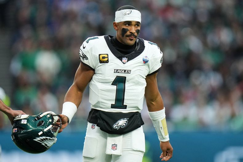 El quarterback de los Eagles de Filadelfia, Jalen Hurts (1), permanece en el campo durante un partido de fútbol americano de la NFL contra los Jaguars de Jacksonville en Londres, el domingo 11 de octubre de 2026. (Foto AP/Alastair Grant)