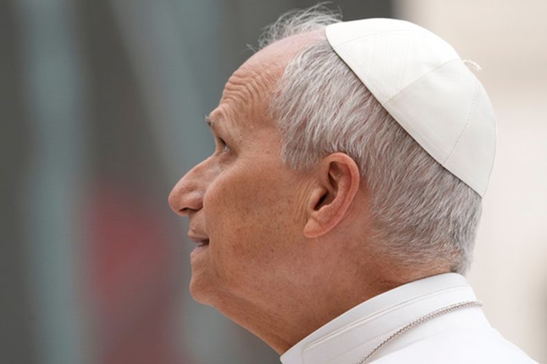 El papa León XIV sostiene su audiencia general semanal en la plaza de San Pedro, en el Vaticano, el miércoles 6 de mayo de 2026. (AP Foto/Gregorio Borgia)