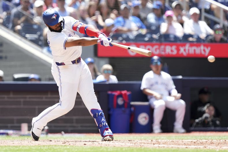 El dominicano Vladimir Guerrero Jr. de los Azulejos de Toronto batea un sencillo remolcador en la sexta entrada ante los Gigantes de San Francisco el domingo 20 de julio del 2025. (Nathan Denette/The Canadian Press via AP)