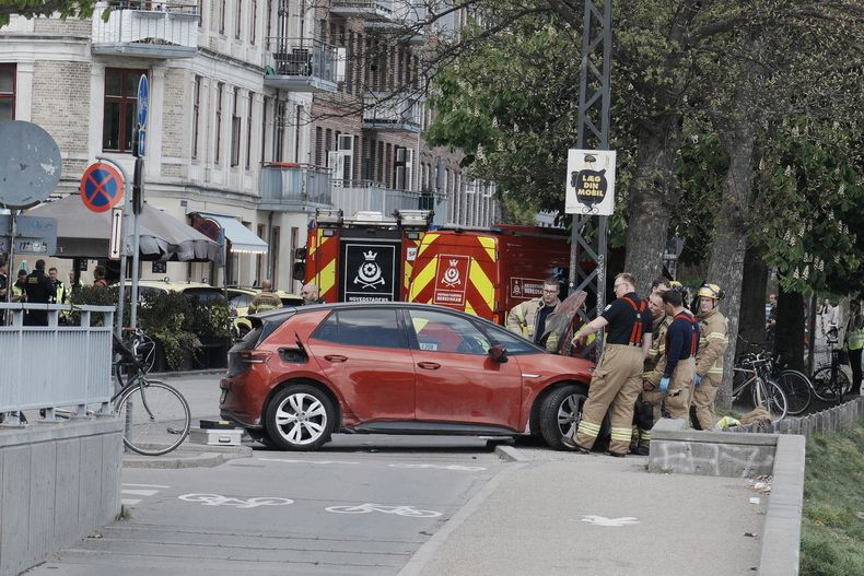 El lugar del accidente vial en Sortedam Dossering, Copenhague, Dinamarca, el 30 de abril del 2025. (Thomas Traasdahl/Scanpix via AP)