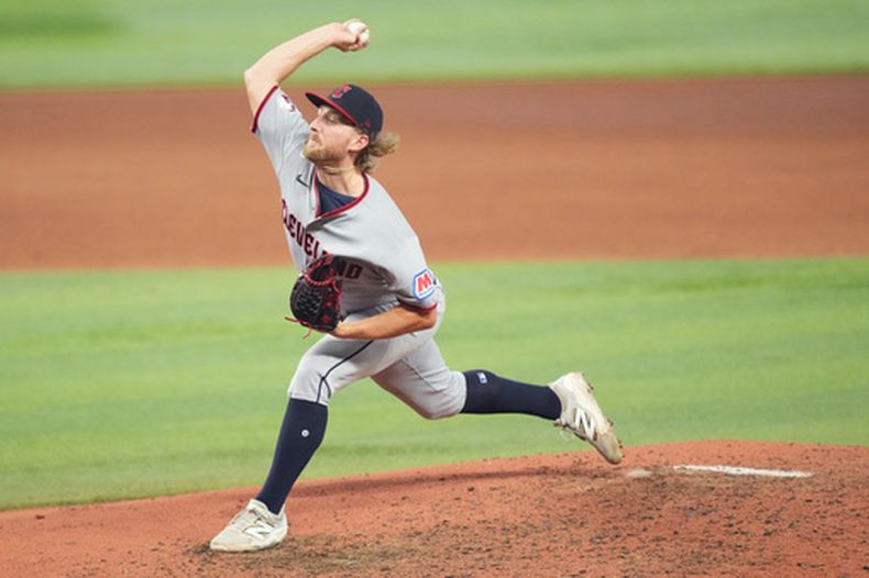 Tanner Bibee, lanzador de los Guardianes de Cleveland, lanza en la sexta entrada del juego de béisbol de Grandes Ligas contra los Marlins de Miami, el sábado 11 de julio de 2026, en Miami. (AP Foto/Jim Rassol)