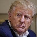 ARCHIVO - El expresidente Donald Trump escucha a reporteros en su avión mientras se dirigía a West Palm Beach, Florida, el 25 de marzo de 2023 tras efectuar un mitin de campaña en el Aeropuerto Regional de Waco, Texas. (AP Foto/Evan Vucci, archivo)