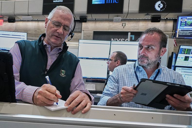 Operadores bursátiles en la sede de la Bolsa de Valores de Nueva York el 16 de junio del 2026. (AP foto/Richard Drew)