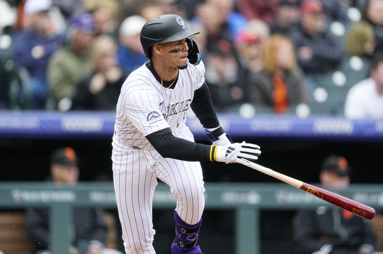 Ezequiel Tovar de los Rockies de Colorado corre a la primera base tras batear un sencillo ante el abridor de los Gigantes de San Francisco Keaton Winn el jueves 9 de mayo del 2024. (AP Foto/David Zalubowski)