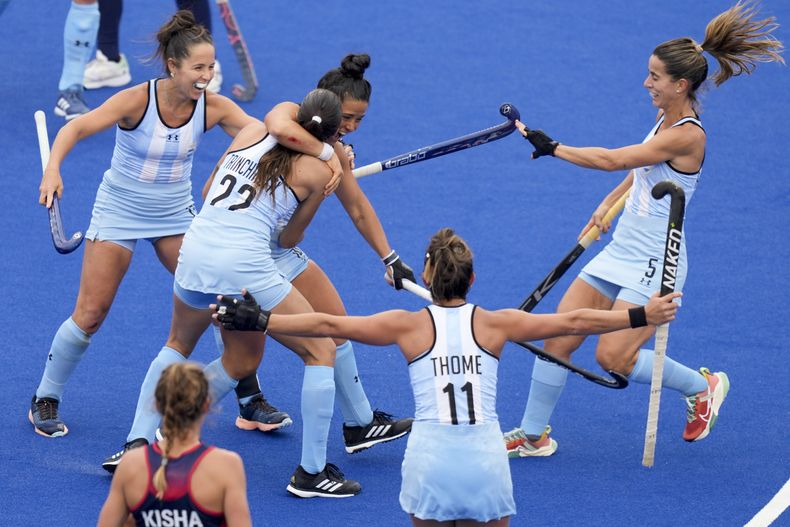 Maria Granatto (centro) celebra el tercer gol de Argentina en la victoria 5-1 ante Estados Unidos en el hockey de los Juegos Panamericanos en Santiago, Chile, el sábado 28 de octubre de 2023. (AP Foto/Natacha Pisarenko)