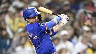 Kyle Higashioka, de los Rangers de Texas, pega un sencillo productor en el encuentro ante los Padres de San Diego, el sábado 5 de julio de 2025 (AP foto/Denis Poroy)