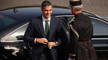 El presidente del gobierno español Pedro Sánchez acude al desfile militar por el Día de la Bastilla, el martes 14 de julio de 2026, en París (AP Foto/Thomas Padilla)