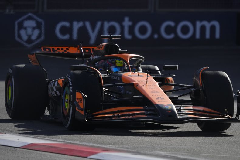 Oscar Piastri de McLaren durante el Gran Premio de Azerbaiyán, el domingo 15 de septiembre de 2024, en Bakú. (AP Foto/Sergei Grits)