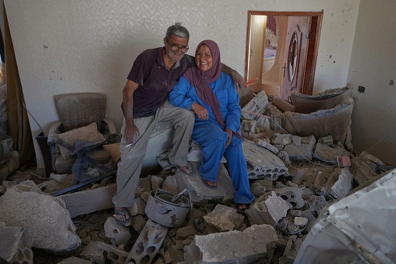 Mahasen Faqih y su esposo, Mohammed Sobeih, sonríen mientras se sientan entre los escombros de su casa, a su regreso tras una operación militar israelí en Zawtar al-Gharbieh, Líbano, el martes 28 de julio de 2026. (AP Foto/Hassan Ammar)