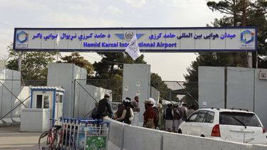 ARCHIVO - Combatientes del Talibán vigilan un acceso del aeropuerto internacional Hamid Karzai tras el retiro estadounidense, en Kabul, Afganistán, el 31 de agosto de 2021. (AP Foto/Khwaja Tawfiq Sediqi, Archivo)