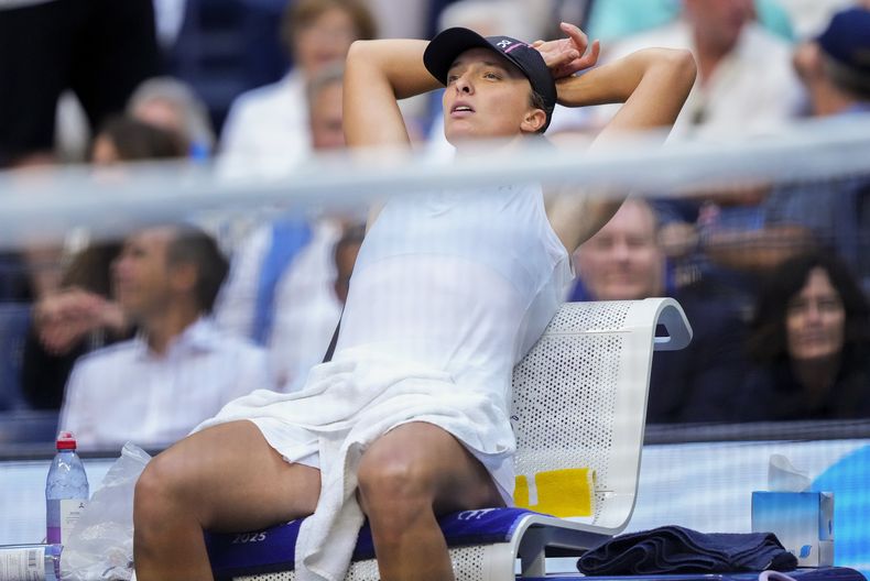 La polaca Iga Swiatek se toma un descanso durante el partido de cuartos de final del US Open ante Amanda Anisimova, el miércoles 3 de septiembre de 2025 (AP Foto/Yuki Iwamura)
