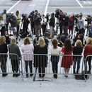 ARCHIVO - Un grupo de mujeres que han denunciado una presunta conducta sexual inapropiada del productor de Hollywood Harvey Weinstein y que se refieren a sí mismas como las Silence Breakers (Mujeres contra el silencio), se enfrentan a los medios durante una conferencia de prensa en el Ayuntamiento de Los Ángeles, el martes 25 de febrero de 2020, en Los Ángeles. El jueves 25 de abril de 2024, el máximo tribunal de Nueva York anuló la condena por violación de Harvey Weinstein en 2020 y ordenó un nuevo juicio. (Foto AP/Chris Pizzello, archivo)
