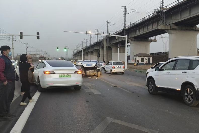 En esta imagen cortesía de Zhang Yazhou se puede ver su Tesla Model 3 luego de un choque en el que conducía su padre y el vehículo se impactó contra otros dos autos antes de chocar contra un muro de contención, el 21 de febrero de 2021, en la ciudad de Anyang, en la provincia de Henan, China. (Zhang Yazhou vía AP)