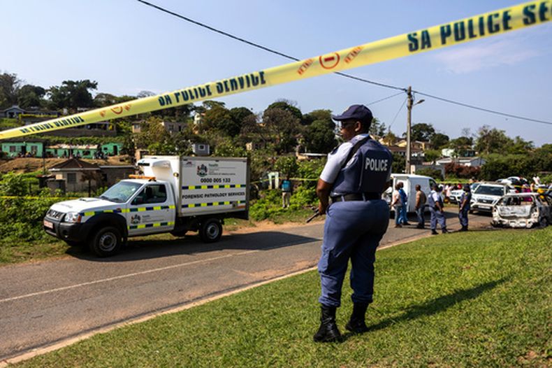 Un policía en la escena después de un tiroteo masivo en una fiesta en Durban, Sudáfrica, el 23 de septiembre de 2026. (Foto AP)